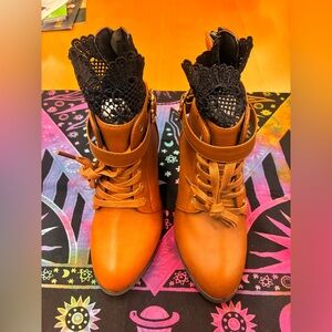 Stylish Tan Lace-Up Ankle Boots Sz 5